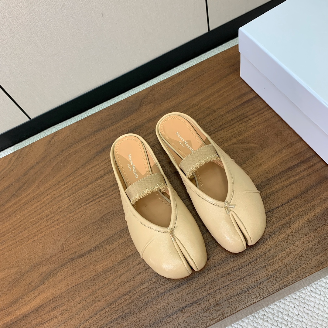 【Maison Margie*a】玛吉拉分趾拖鞋。复古韵味，显瘦百搭。鞋面原版植柔羊皮、爆裂皮。羊皮内里