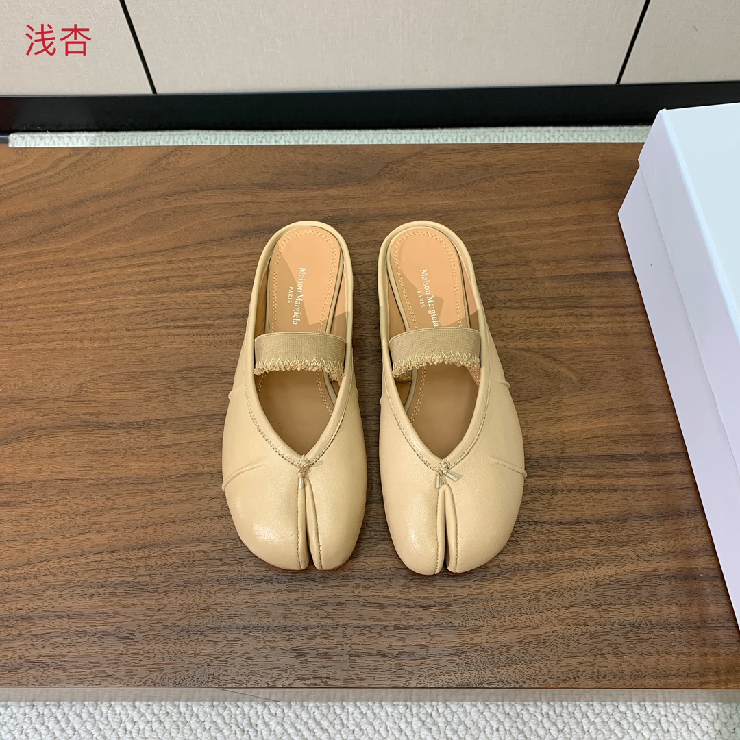 【Maison Margie*a】玛吉拉分趾拖鞋。复古韵味，显瘦百搭。鞋面原版植柔羊皮、爆裂皮。羊皮内里