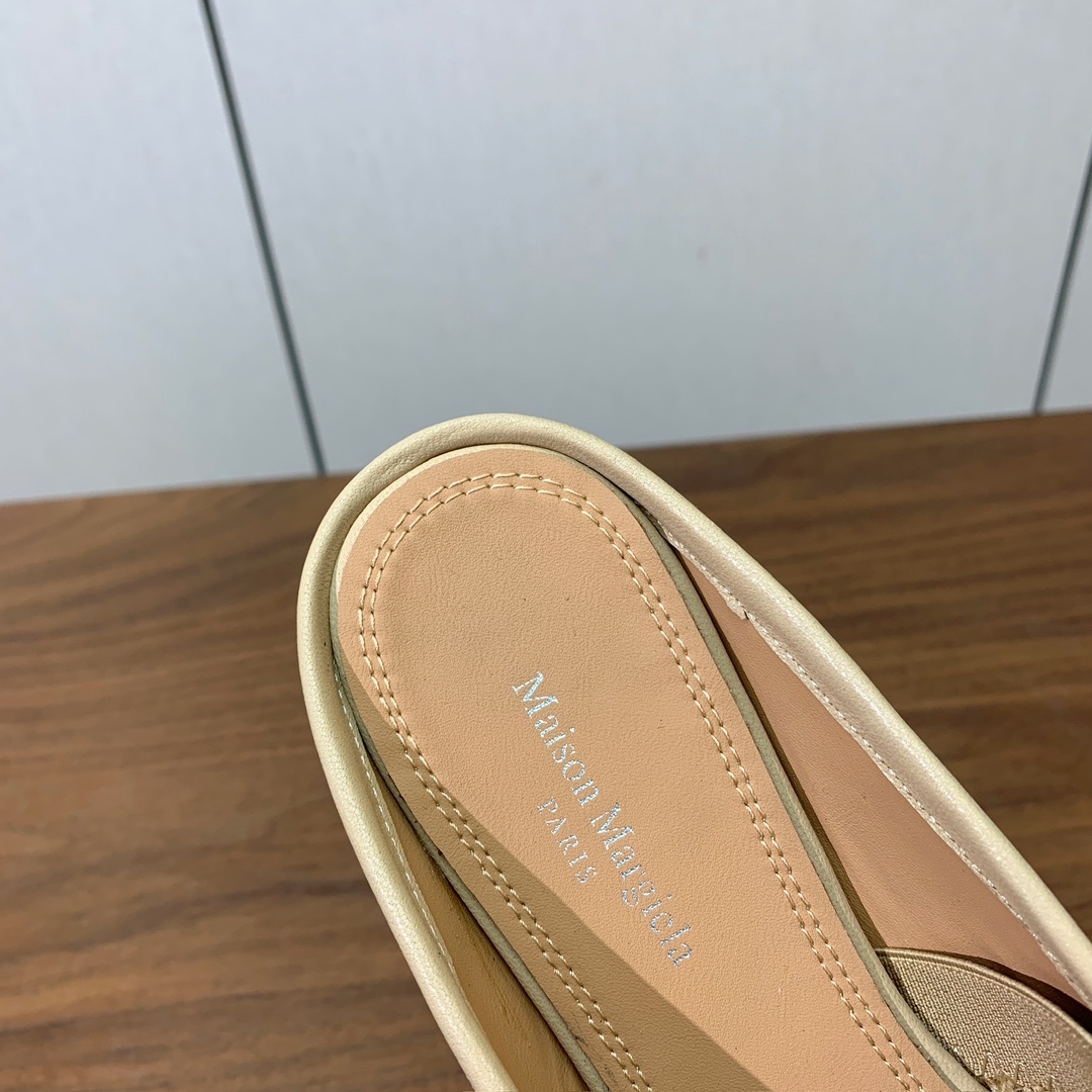 【Maison Margie*a】玛吉拉分趾拖鞋。复古韵味，显瘦百搭。鞋面原版植柔羊皮、爆裂皮。羊皮内里