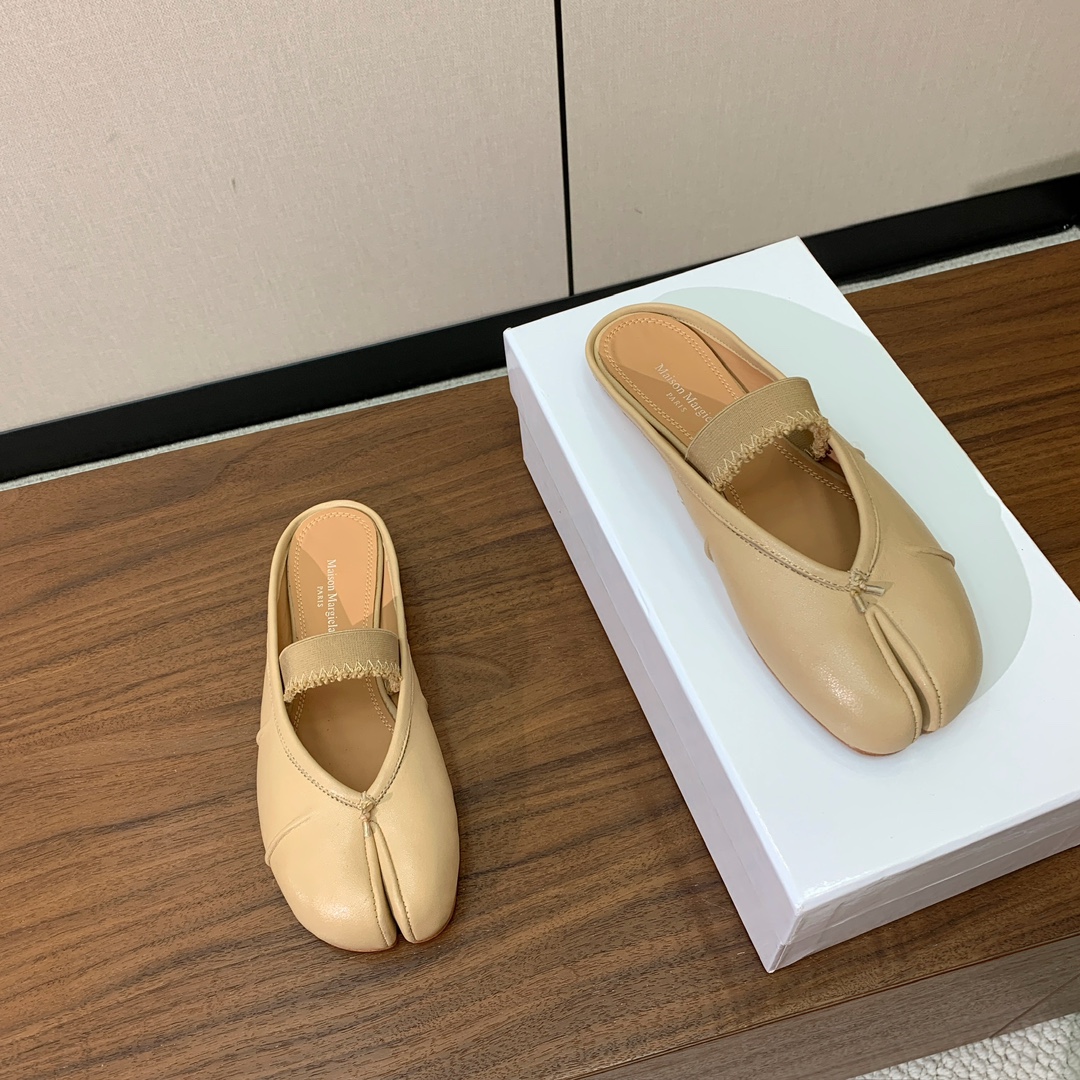 【Maison Margie*a】玛吉拉分趾拖鞋。复古韵味，显瘦百搭。鞋面原版植柔羊皮、爆裂皮。羊皮内里