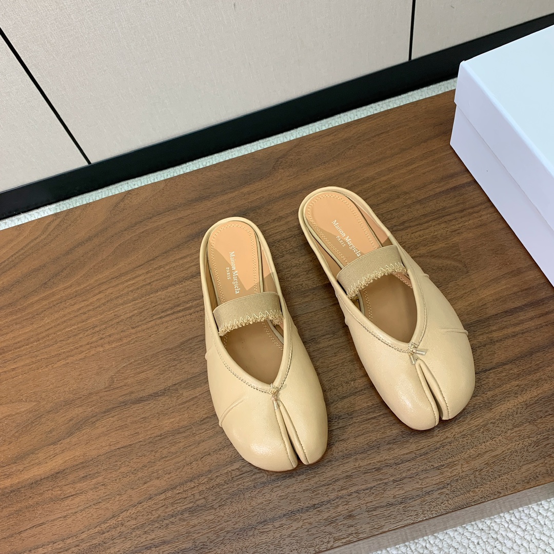 【Maison Margie*a】玛吉拉分趾拖鞋。复古韵味，显瘦百搭。鞋面原版植柔羊皮、爆裂皮。羊皮内里