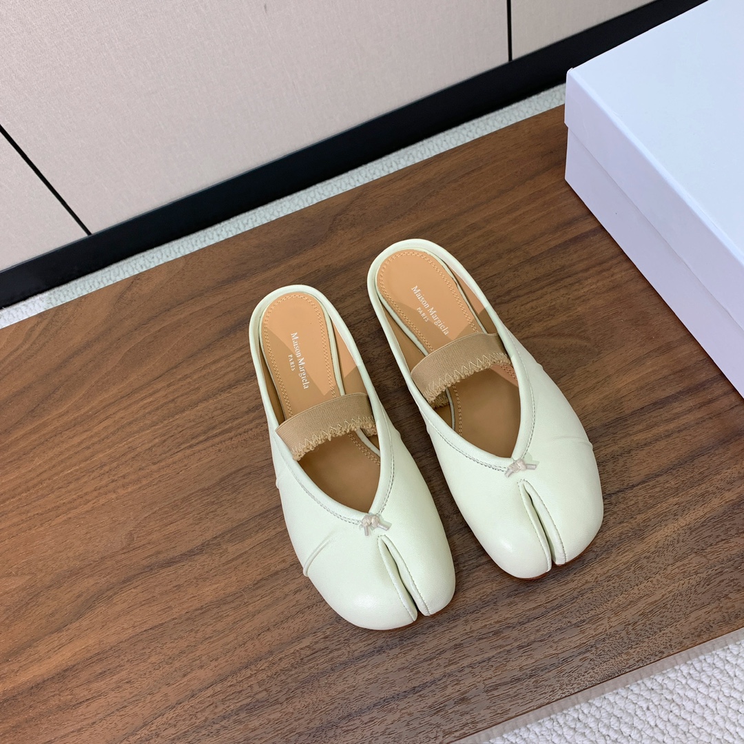 【Maison Margie*a】玛吉拉分趾拖鞋。复古韵味，显瘦百搭。鞋面原版植柔羊皮、爆裂皮。羊皮内里