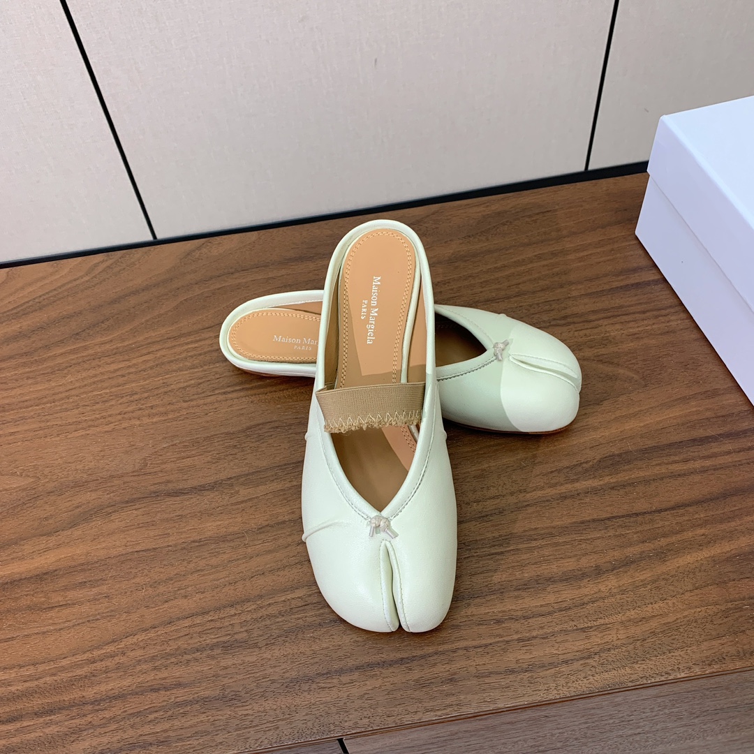 【Maison Margie*a】玛吉拉分趾拖鞋。复古韵味，显瘦百搭。鞋面原版植柔羊皮、爆裂皮。羊皮内里