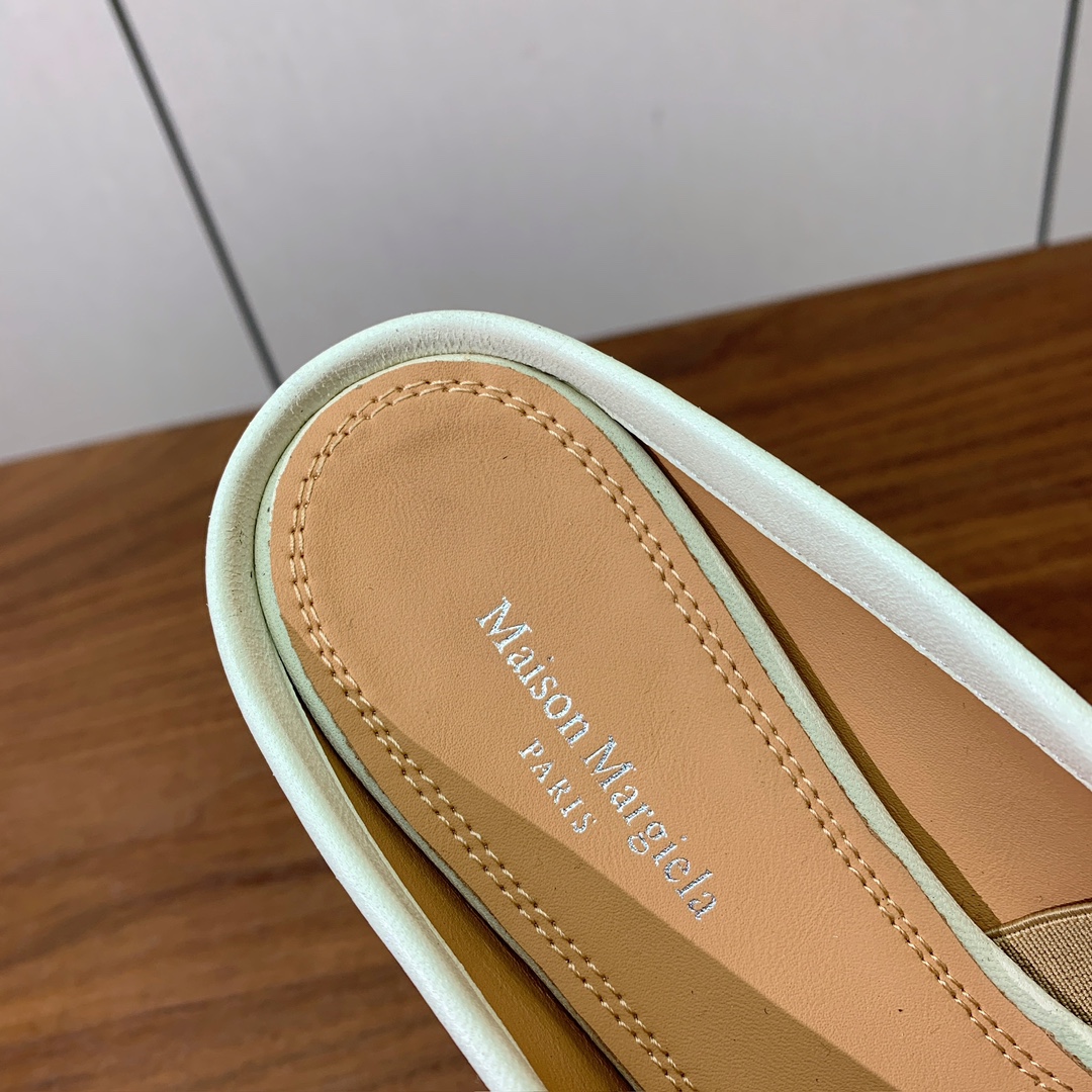 【Maison Margie*a】玛吉拉分趾拖鞋。复古韵味，显瘦百搭。鞋面原版植柔羊皮、爆裂皮。羊皮内里
