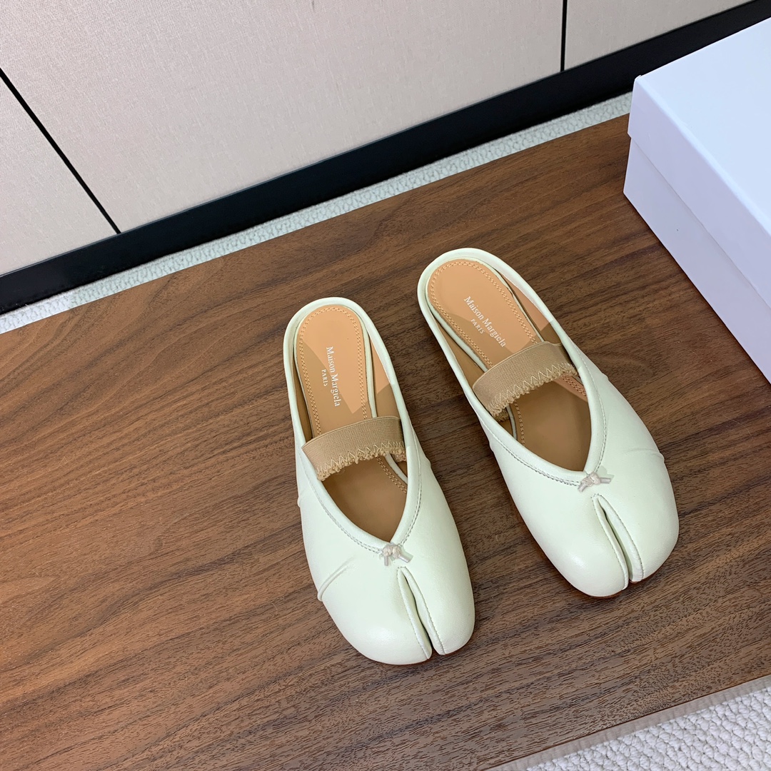 【Maison Margie*a】玛吉拉分趾拖鞋。复古韵味，显瘦百搭。鞋面原版植柔羊皮、爆裂皮。羊皮内里