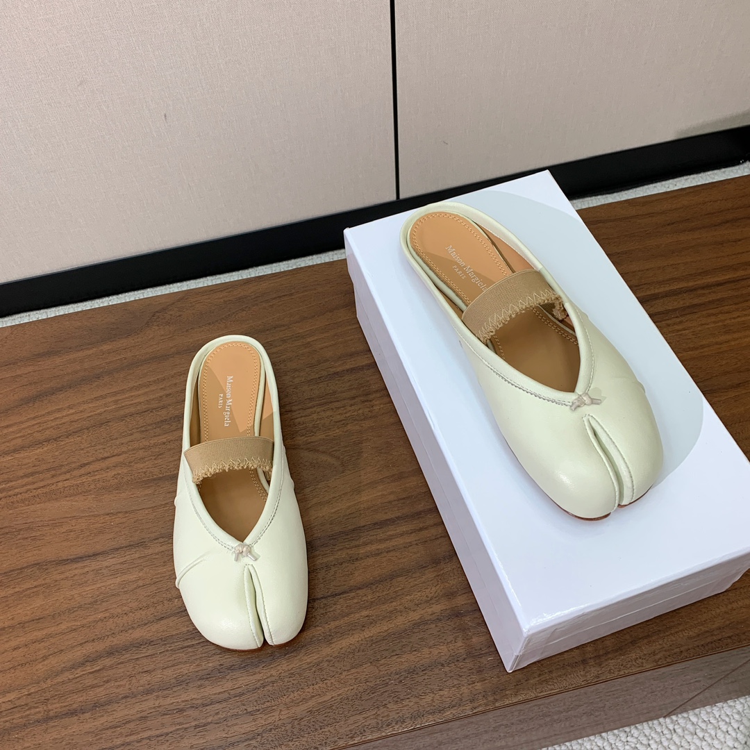 【Maison Margie*a】玛吉拉分趾拖鞋。复古韵味，显瘦百搭。鞋面原版植柔羊皮、爆裂皮。羊皮内里