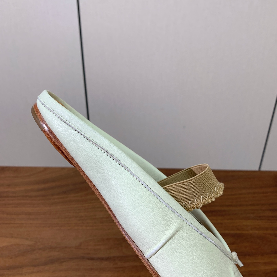 【Maison Margie*a】玛吉拉分趾拖鞋。复古韵味，显瘦百搭。鞋面原版植柔羊皮、爆裂皮。羊皮内里