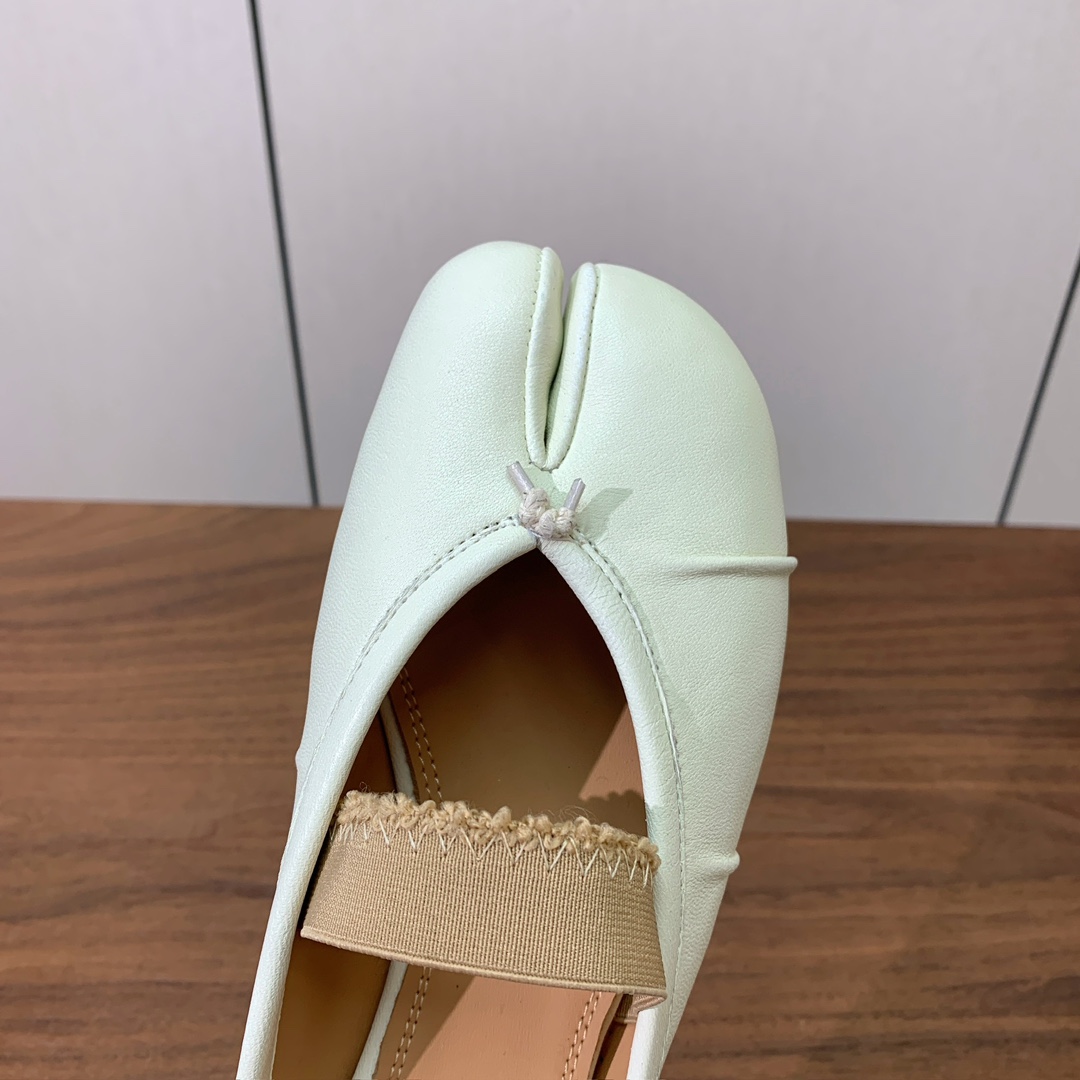 【Maison Margie*a】玛吉拉分趾拖鞋。复古韵味，显瘦百搭。鞋面原版植柔羊皮、爆裂皮。羊皮内里