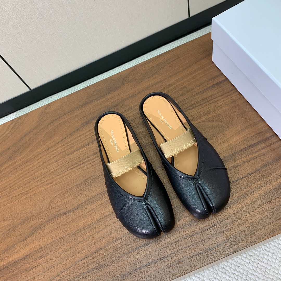 【Maison Margie*a】玛吉拉分趾拖鞋。复古韵味，显瘦百搭。鞋面原版植柔羊皮、爆裂皮。羊皮内里