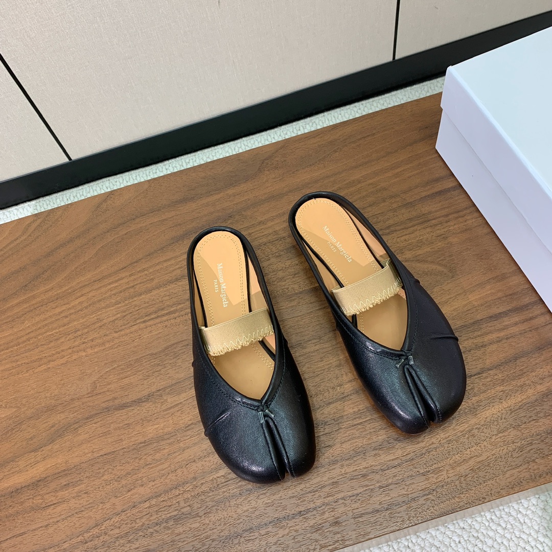 【Maison Margie*a】玛吉拉分趾拖鞋。复古韵味，显瘦百搭。鞋面原版植柔羊皮、爆裂皮。羊皮内里