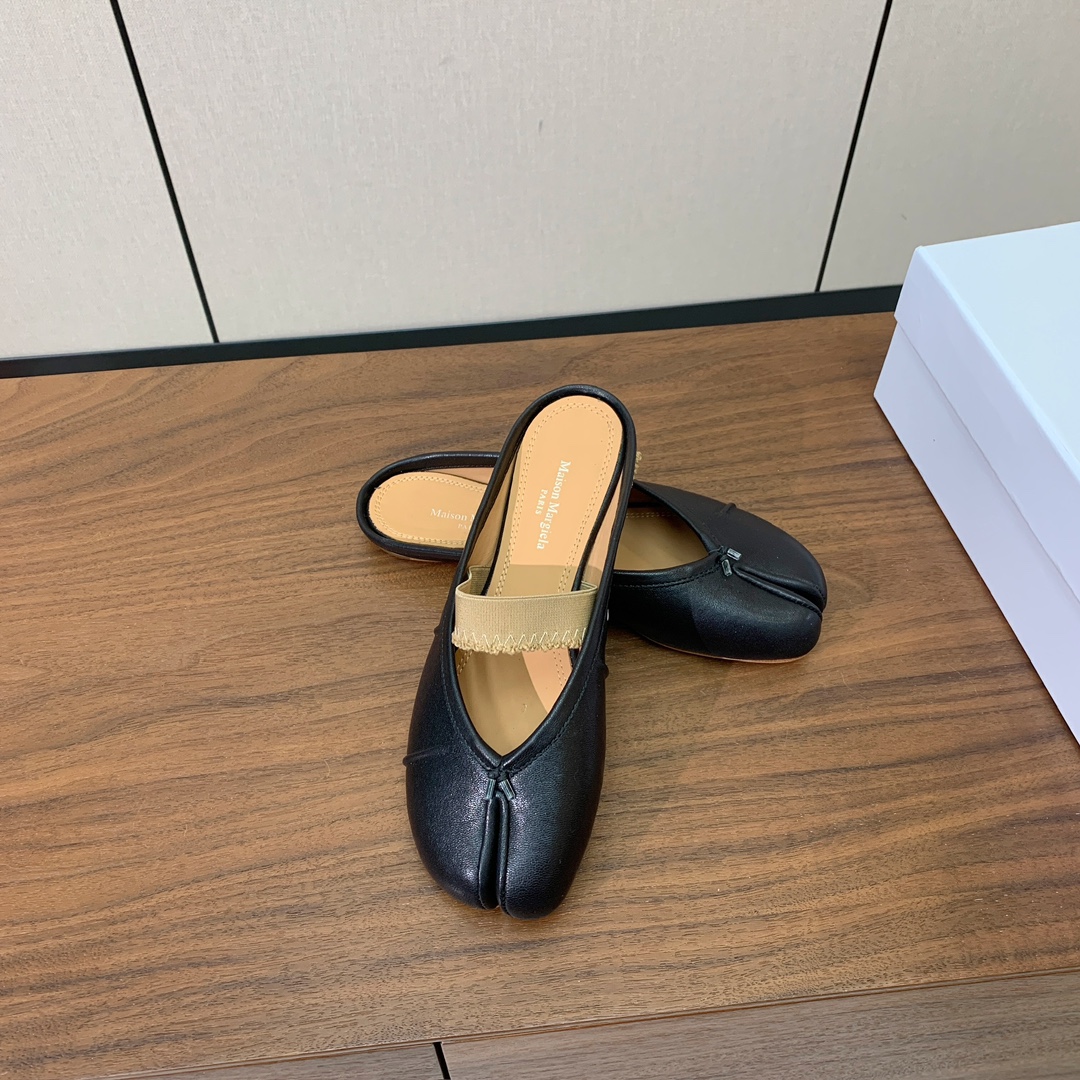【Maison Margie*a】玛吉拉分趾拖鞋。复古韵味，显瘦百搭。鞋面原版植柔羊皮、爆裂皮。羊皮内里