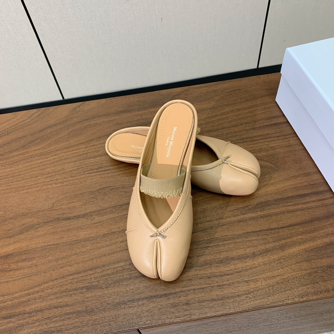 【Maison Margie*a】玛吉拉分趾拖鞋。复古韵味，显瘦百搭。鞋面原版植柔羊皮、爆裂皮。羊皮内里