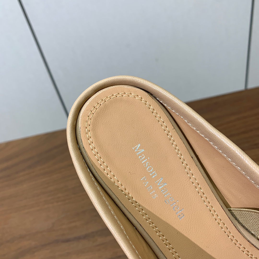 【Maison Margie*a】玛吉拉分趾拖鞋。复古韵味，显瘦百搭。鞋面原版植柔羊皮、爆裂皮。羊皮内里