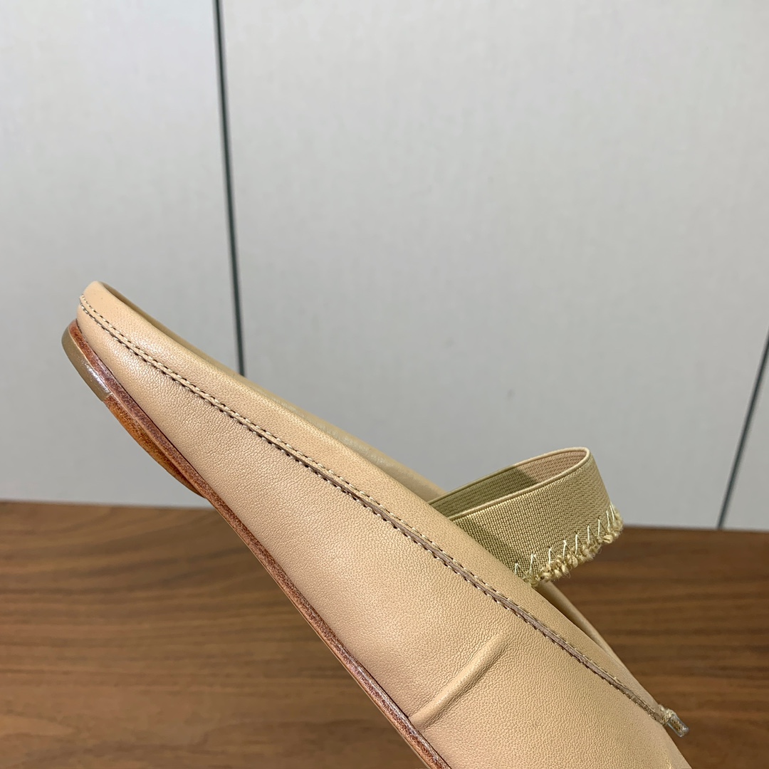 【Maison Margie*a】玛吉拉分趾拖鞋。复古韵味，显瘦百搭。鞋面原版植柔羊皮、爆裂皮。羊皮内里