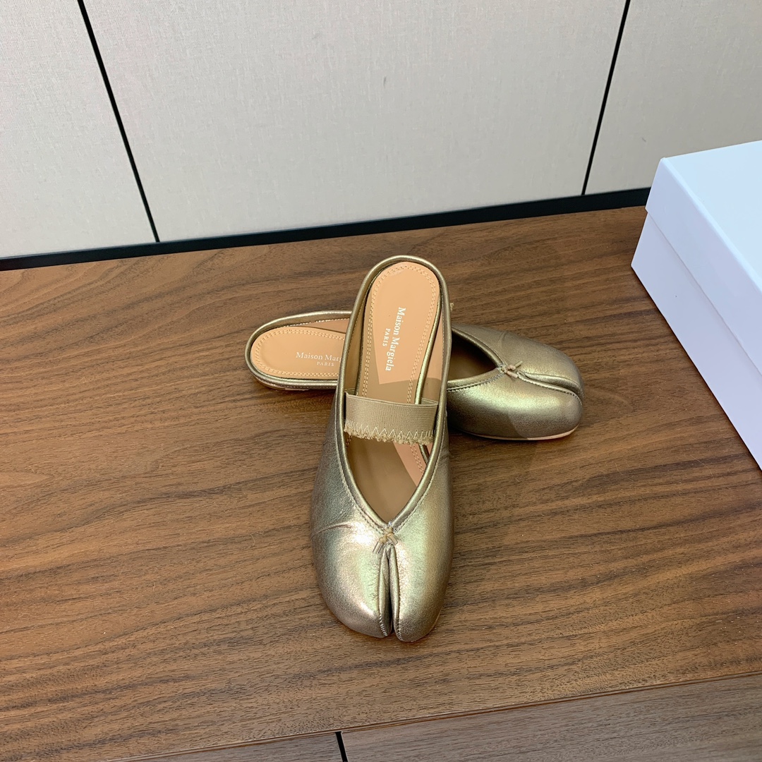 【Maison Margie*a】玛吉拉分趾拖鞋。复古韵味，显瘦百搭。鞋面原版植柔羊皮、爆裂皮。羊皮内里