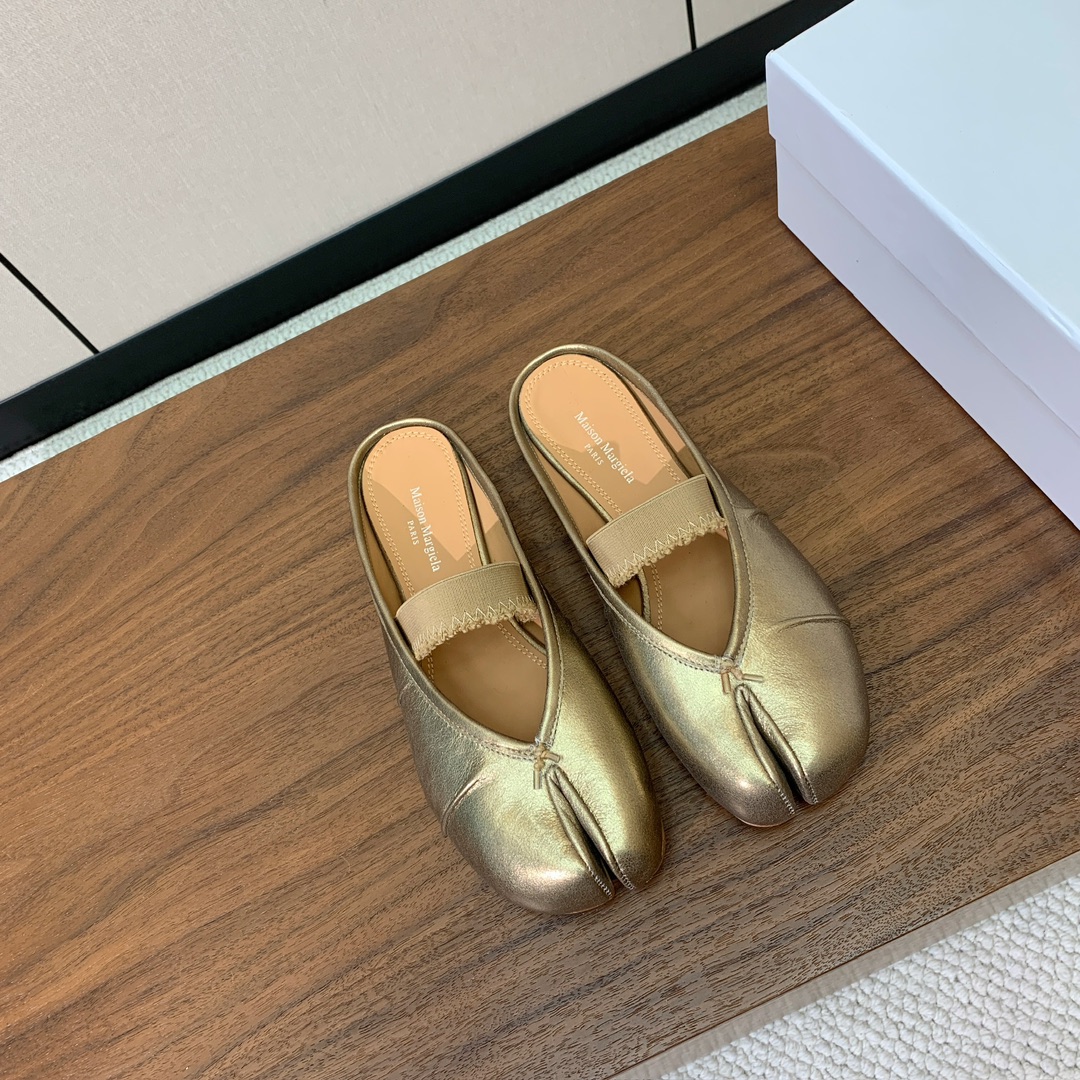 【Maison Margie*a】玛吉拉分趾拖鞋。复古韵味，显瘦百搭。鞋面原版植柔羊皮、爆裂皮。羊皮内里
