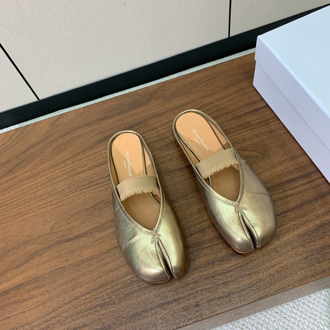 【Maison Margie*a】玛吉拉分趾拖鞋。复古韵味，显瘦百搭。鞋面原版植柔羊皮、爆裂皮。羊皮内里
