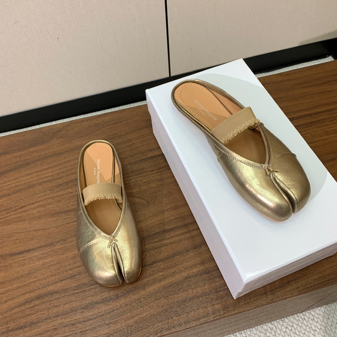 【Maison Margie*a】玛吉拉分趾拖鞋。复古韵味，显瘦百搭。鞋面原版植柔羊皮、爆裂皮。羊皮内里