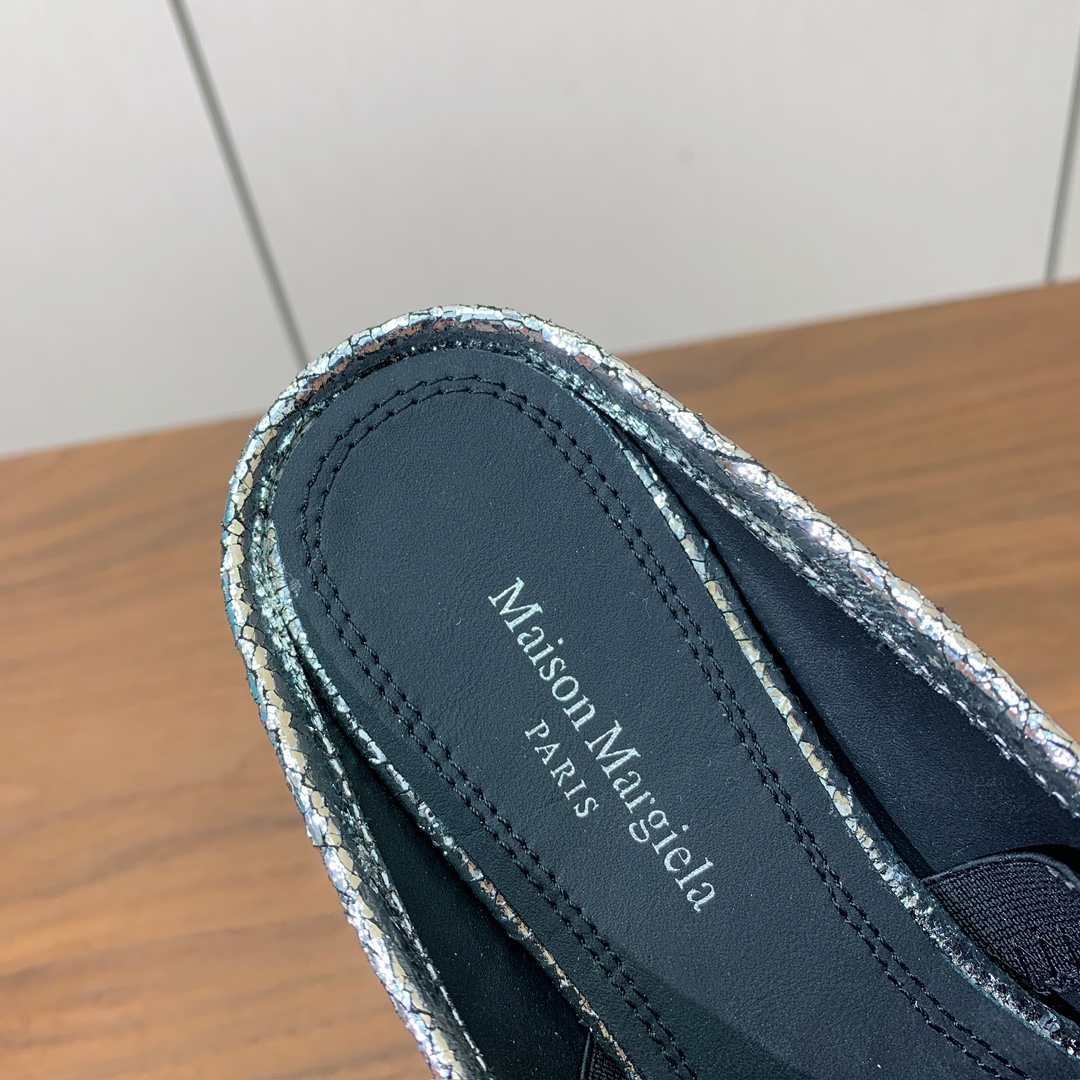【Maison Margie*a】玛吉拉分趾拖鞋。复古韵味，显瘦百搭。鞋面原版植柔羊皮、爆裂皮。羊皮内里