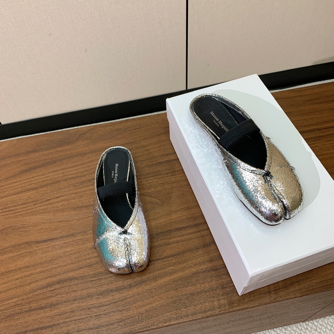 【Maison Margie*a】玛吉拉分趾拖鞋。复古韵味，显瘦百搭。鞋面原版植柔羊皮、爆裂皮。羊皮内里