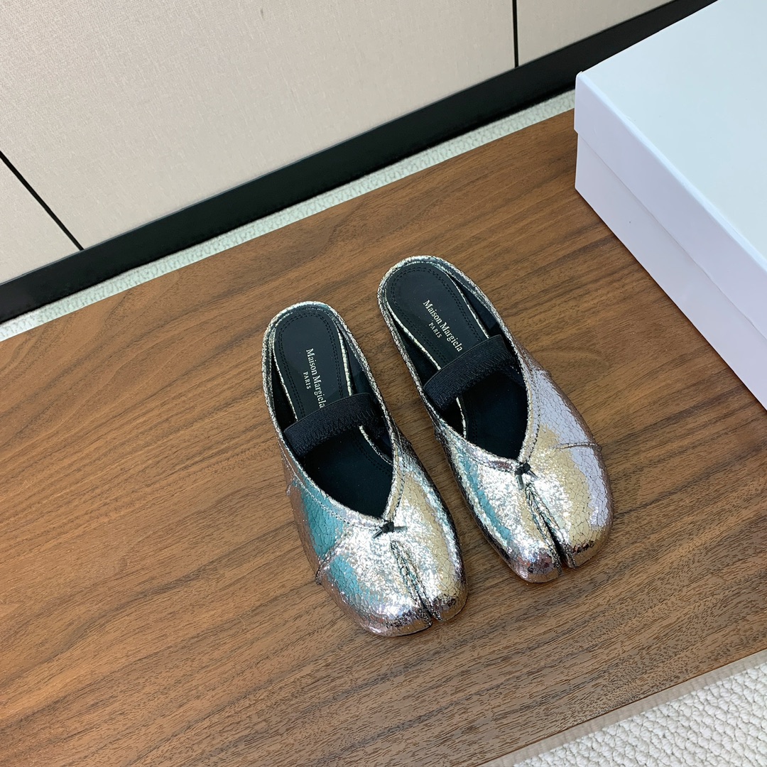 【Maison Margie*a】玛吉拉分趾拖鞋。复古韵味，显瘦百搭。鞋面原版植柔羊皮、爆裂皮。羊皮内里