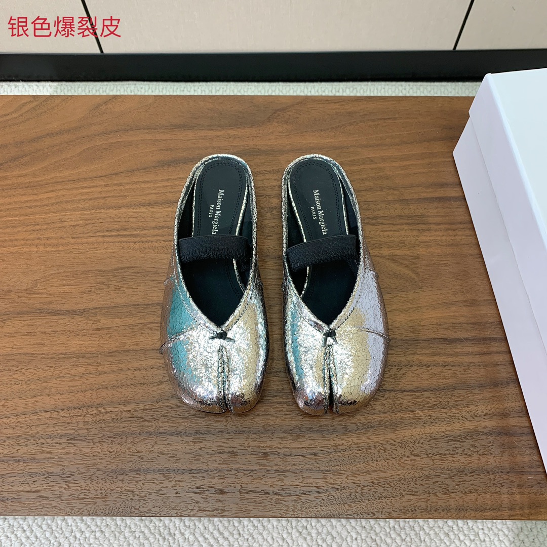 【Maison Margie*a】玛吉拉分趾拖鞋。复古韵味，显瘦百搭。鞋面原版植柔羊皮、爆裂皮。羊皮内里