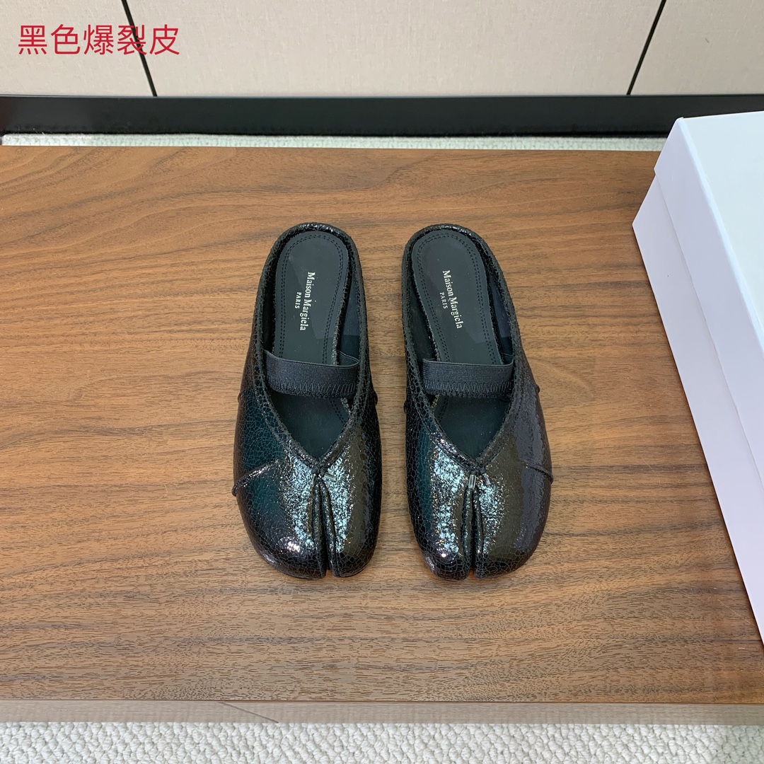【Maison Margie*a】玛吉拉分趾拖鞋。复古韵味，显瘦百搭。鞋面原版植柔羊皮、爆裂皮。羊皮内里