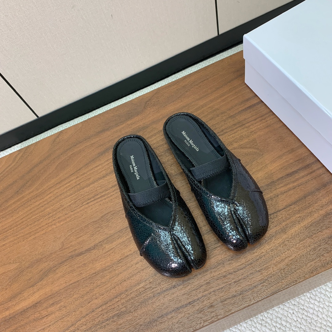【Maison Margie*a】玛吉拉分趾拖鞋。复古韵味，显瘦百搭。鞋面原版植柔羊皮、爆裂皮。羊皮内里