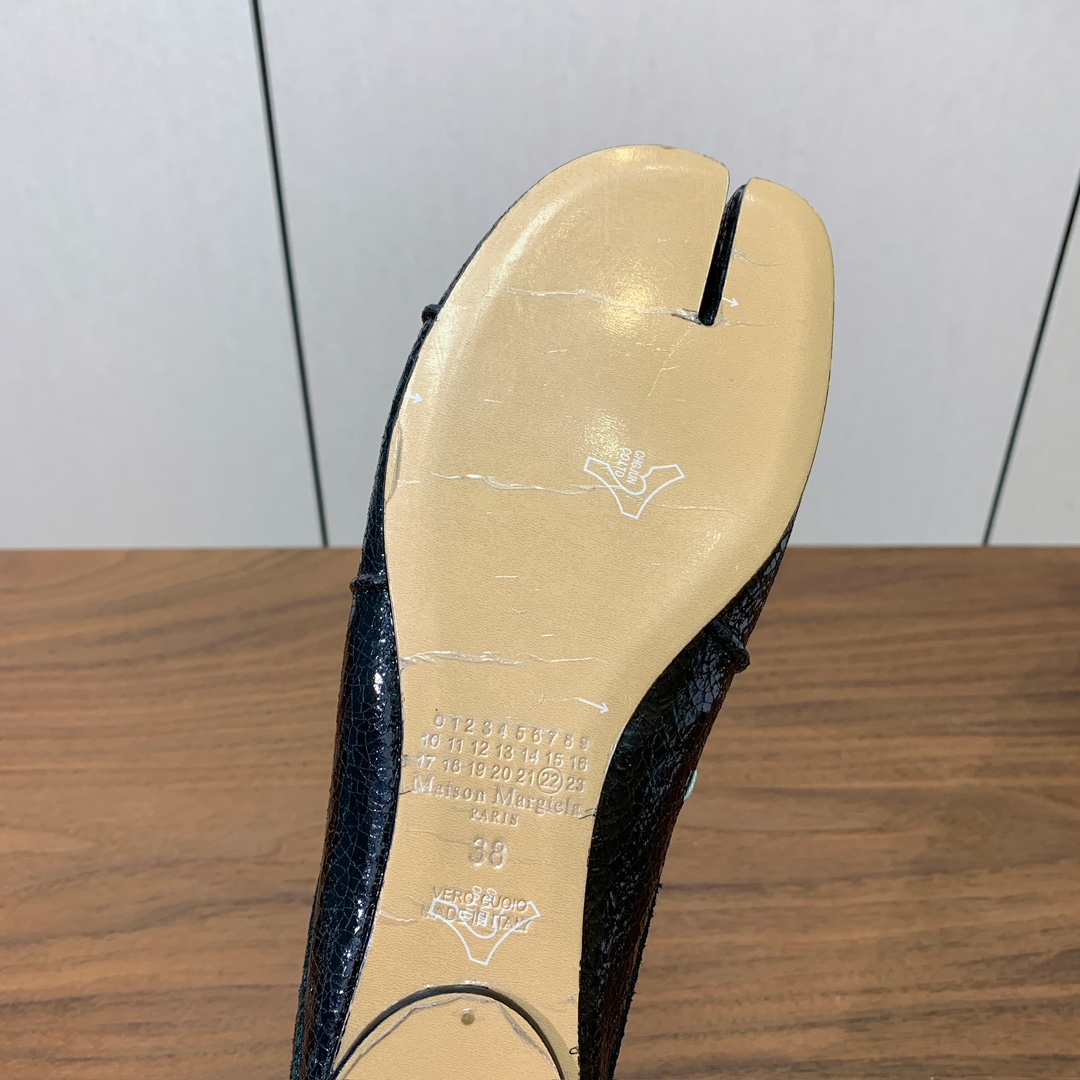 【Maison Margie*a】玛吉拉分趾拖鞋。复古韵味，显瘦百搭。鞋面原版植柔羊皮、爆裂皮。羊皮内里