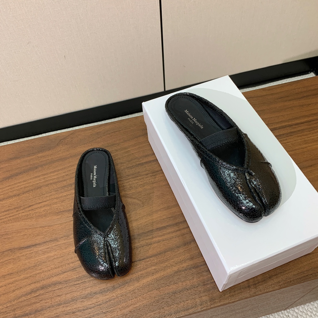 【Maison Margie*a】玛吉拉分趾拖鞋。复古韵味，显瘦百搭。鞋面原版植柔羊皮、爆裂皮。羊皮内里