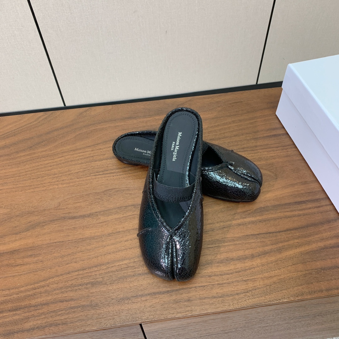 【Maison Margie*a】玛吉拉分趾拖鞋。复古韵味，显瘦百搭。鞋面原版植柔羊皮、爆裂皮。羊皮内里