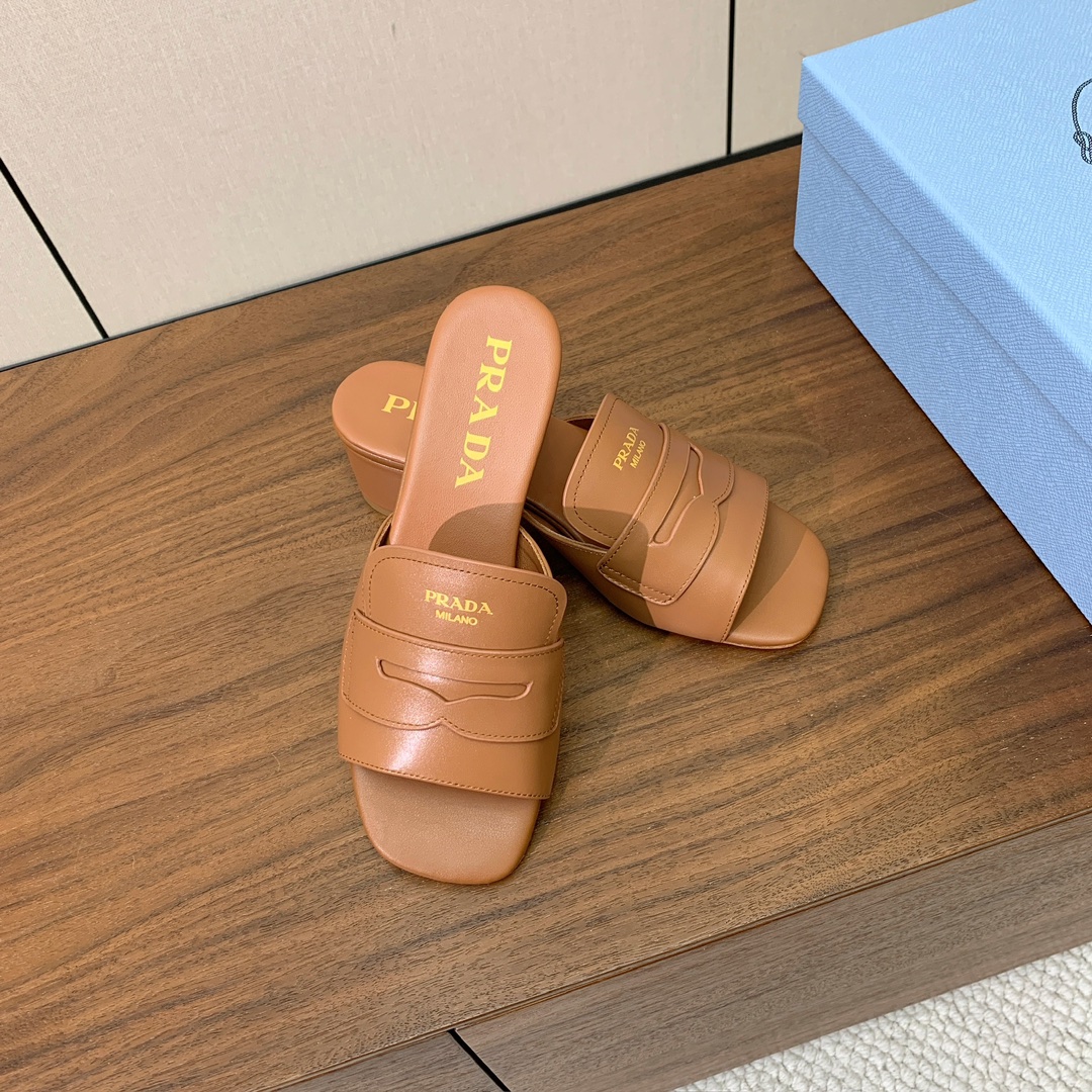【Pr*da】粗跟拖鞋。鞋面牛皮，羊皮内里及垫脚。原版注塑真皮大底。码数：35-40（40定做不退换）