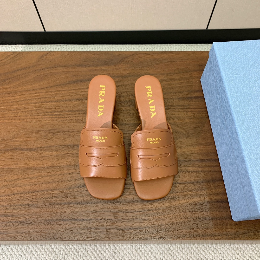 【Pr*da】粗跟拖鞋。鞋面牛皮，羊皮内里及垫脚。原版注塑真皮大底。码数：35-40（40定做不退换）
