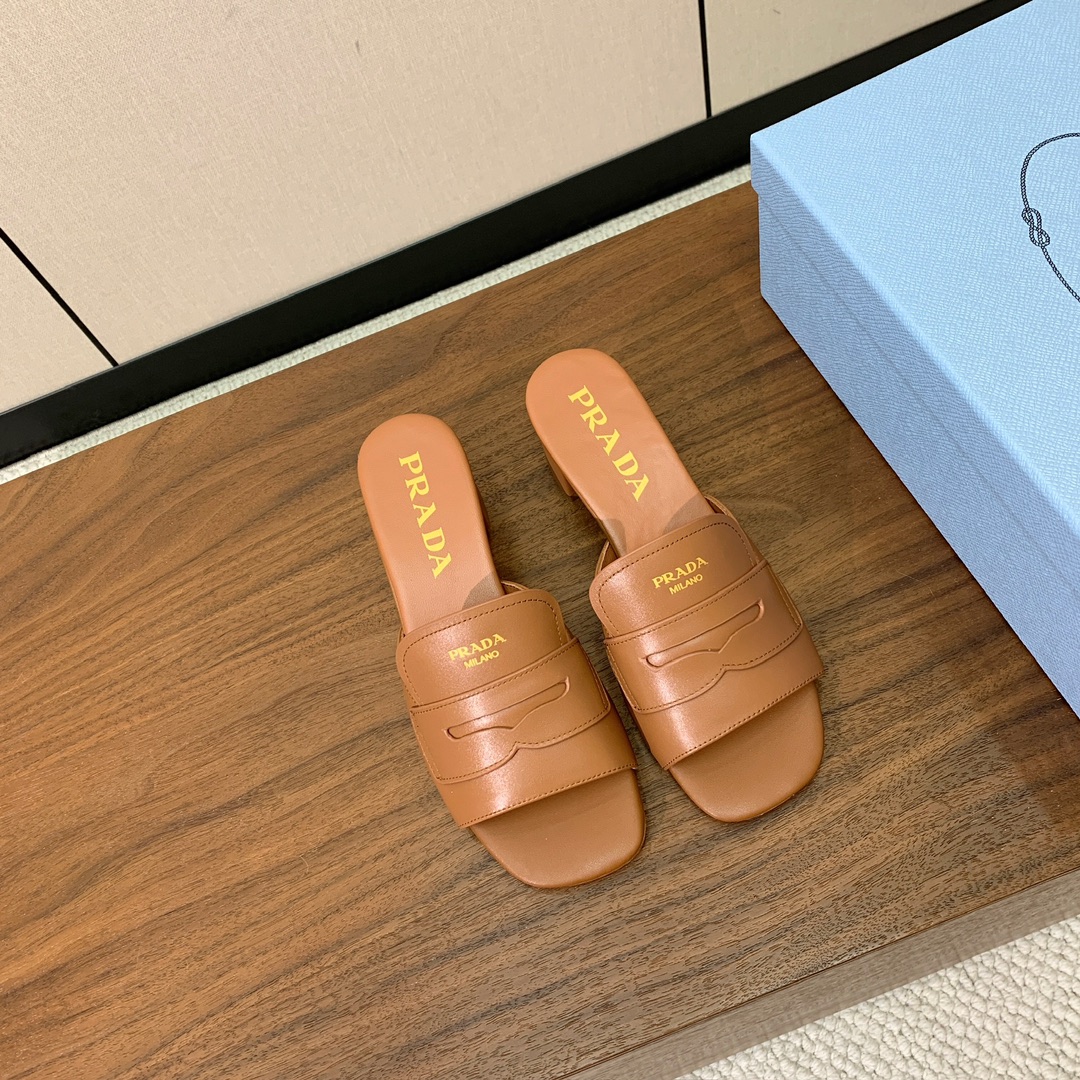 【Pr*da】粗跟拖鞋。鞋面牛皮，羊皮内里及垫脚。原版注塑真皮大底。码数：35-40（40定做不退换）