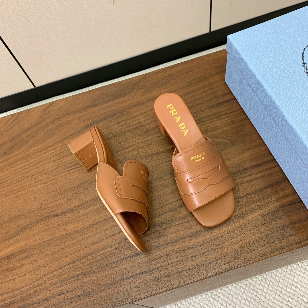 【Pr*da】粗跟拖鞋。鞋面牛皮，羊皮内里及垫脚。原版注塑真皮大底。码数：35-40（40定做不退换）