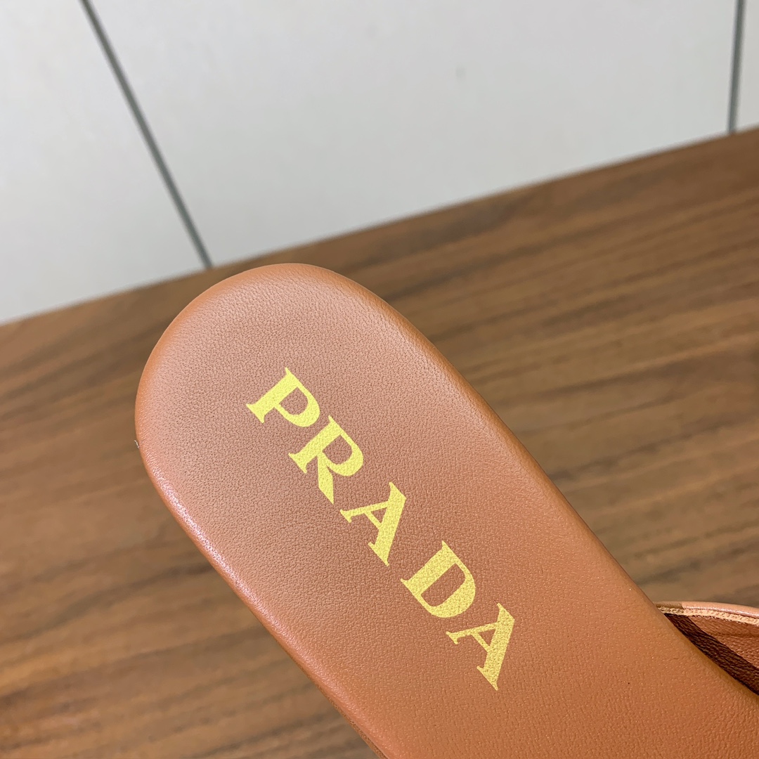 【Pr*da】粗跟拖鞋。鞋面牛皮，羊皮内里及垫脚。原版注塑真皮大底。码数：35-40（40定做不退换）