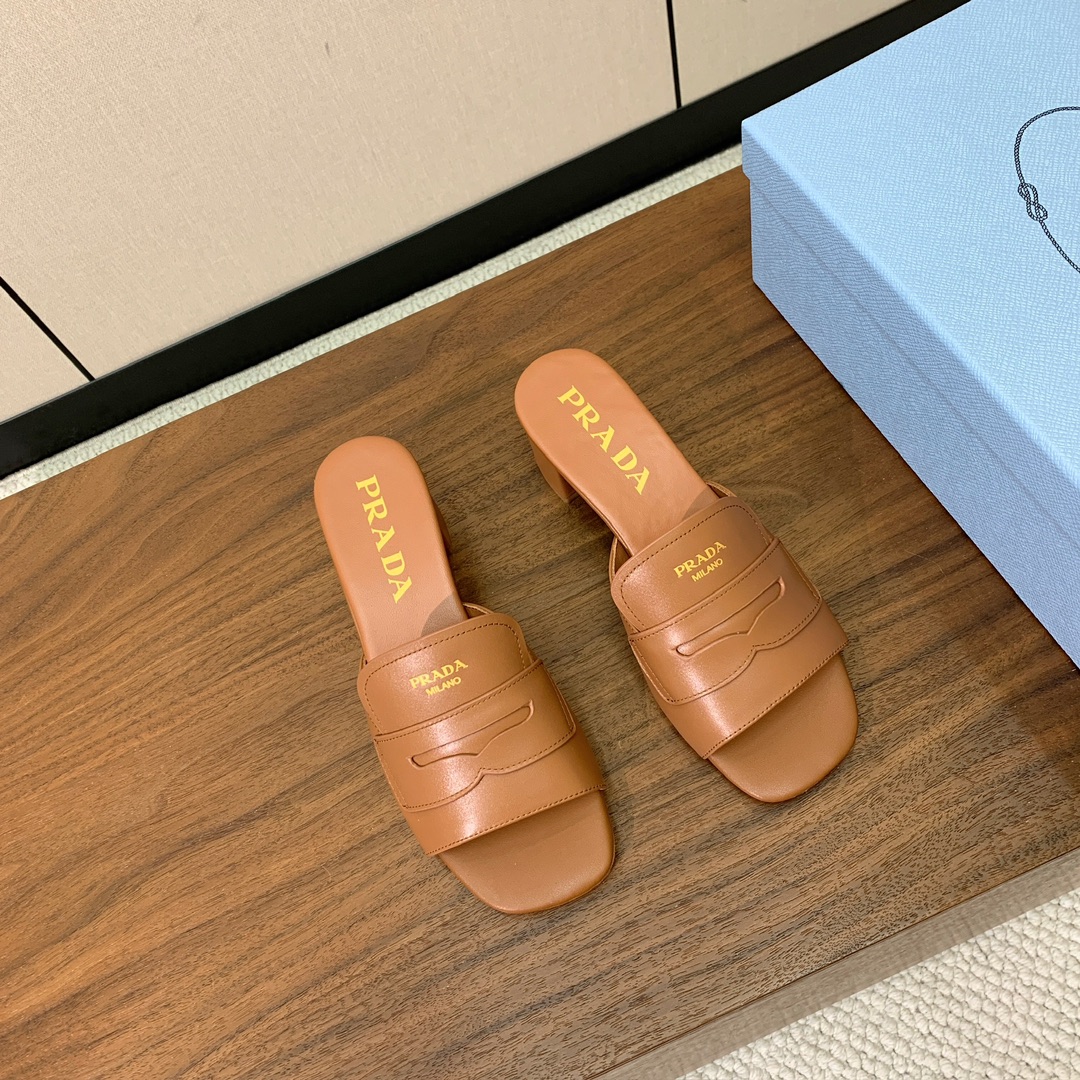 【Pr*da】粗跟拖鞋。鞋面牛皮，羊皮内里及垫脚。原版注塑真皮大底。码数：35-40（40定做不退换）