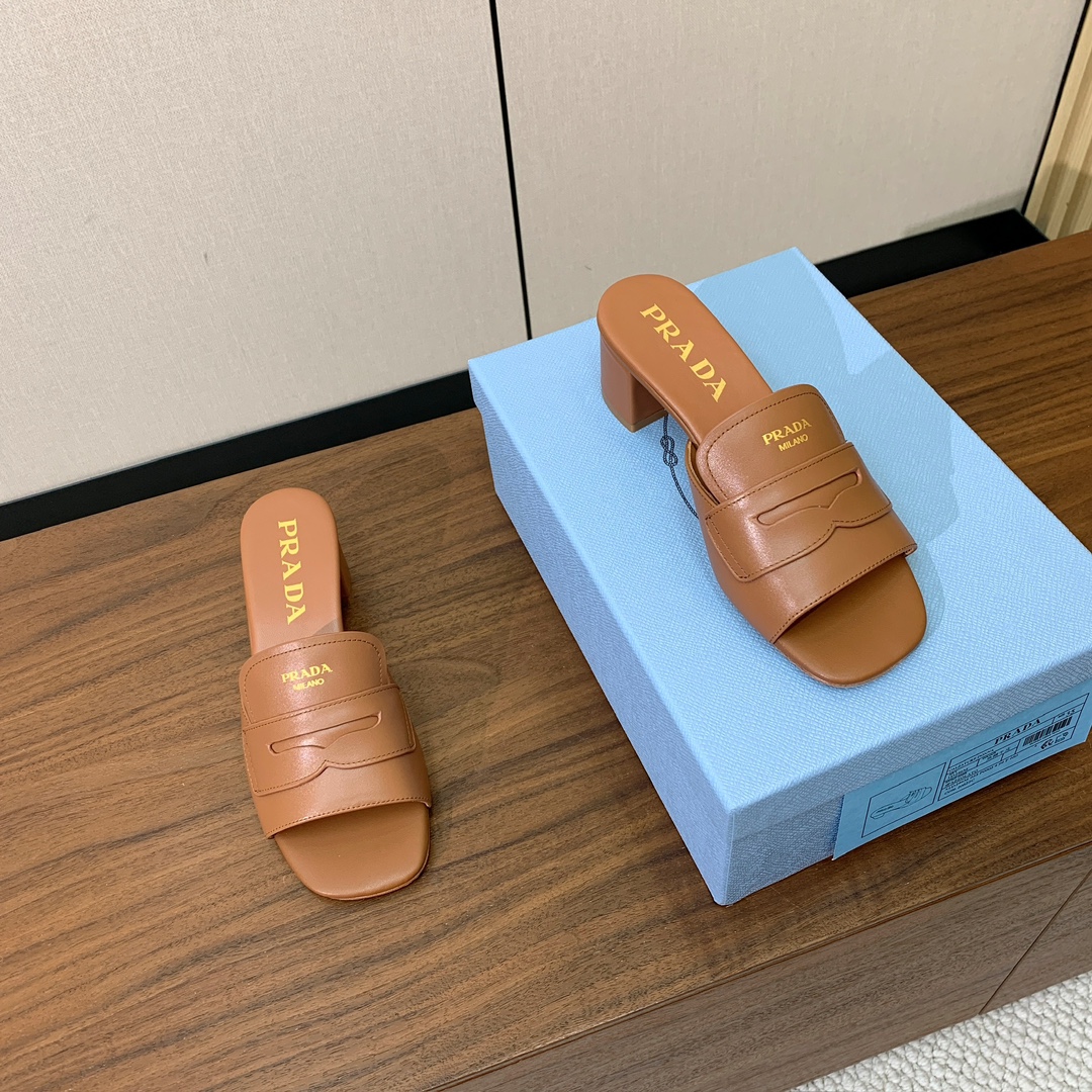 【Pr*da】粗跟拖鞋。鞋面牛皮，羊皮内里及垫脚。原版注塑真皮大底。码数：35-40（40定做不退换）