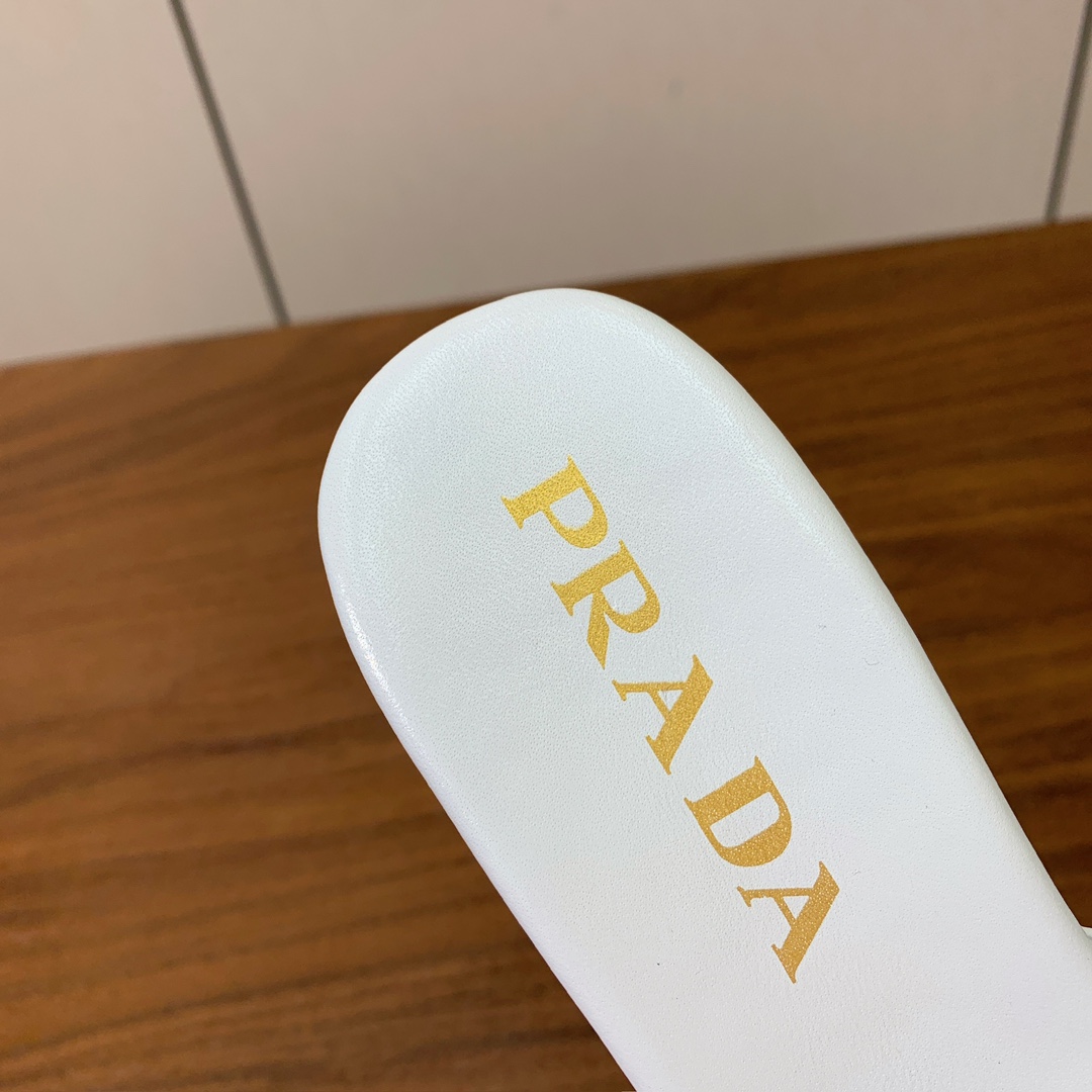 【Pr*da】粗跟拖鞋。鞋面牛皮，羊皮内里及垫脚。原版注塑真皮大底。码数：35-40（40定做不退换）