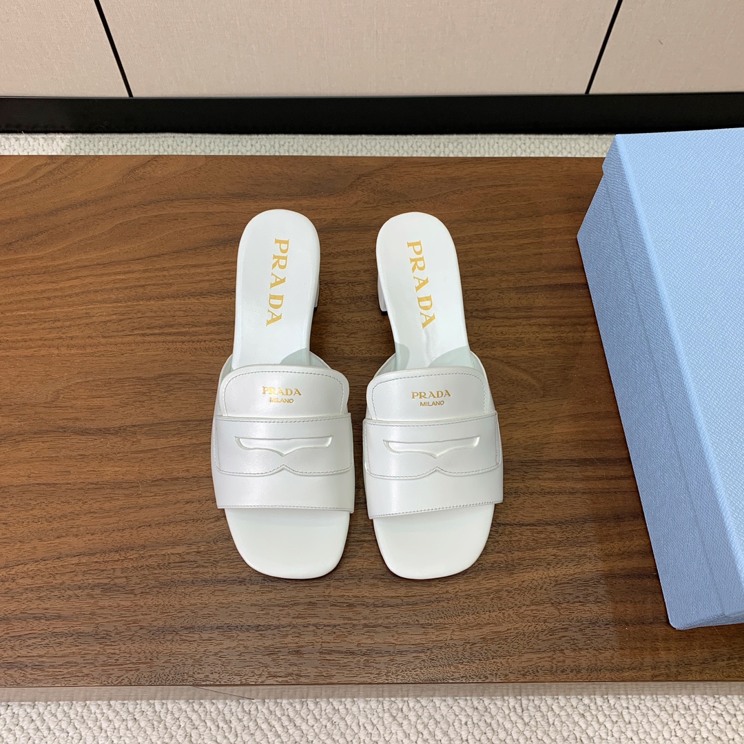 【Pr*da】粗跟拖鞋。鞋面牛皮，羊皮内里及垫脚。原版注塑真皮大底。码数：35-40（40定做不退换）
