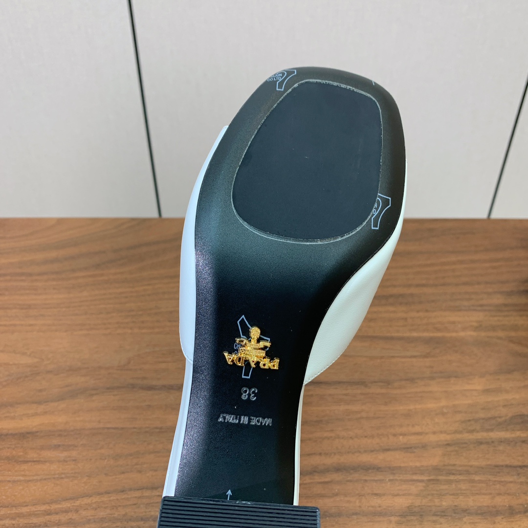 【Pr*da】粗跟拖鞋。鞋面牛皮，羊皮内里及垫脚。原版注塑真皮大底。码数：35-40（40定做不退换）