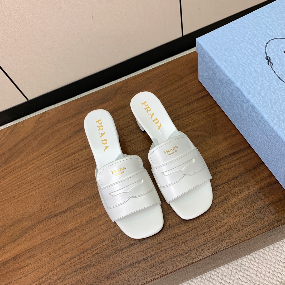 【Pr*da】粗跟拖鞋。鞋面牛皮，羊皮内里及垫脚。原版注塑真皮大底。码数：35-40（40定做不退换）