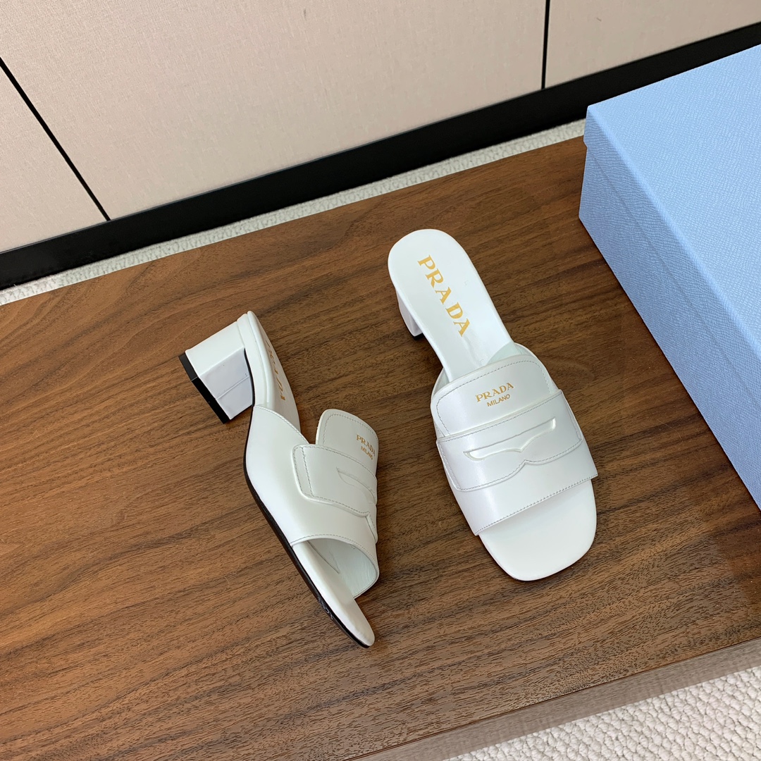 【Pr*da】粗跟拖鞋。鞋面牛皮，羊皮内里及垫脚。原版注塑真皮大底。码数：35-40（40定做不退换）