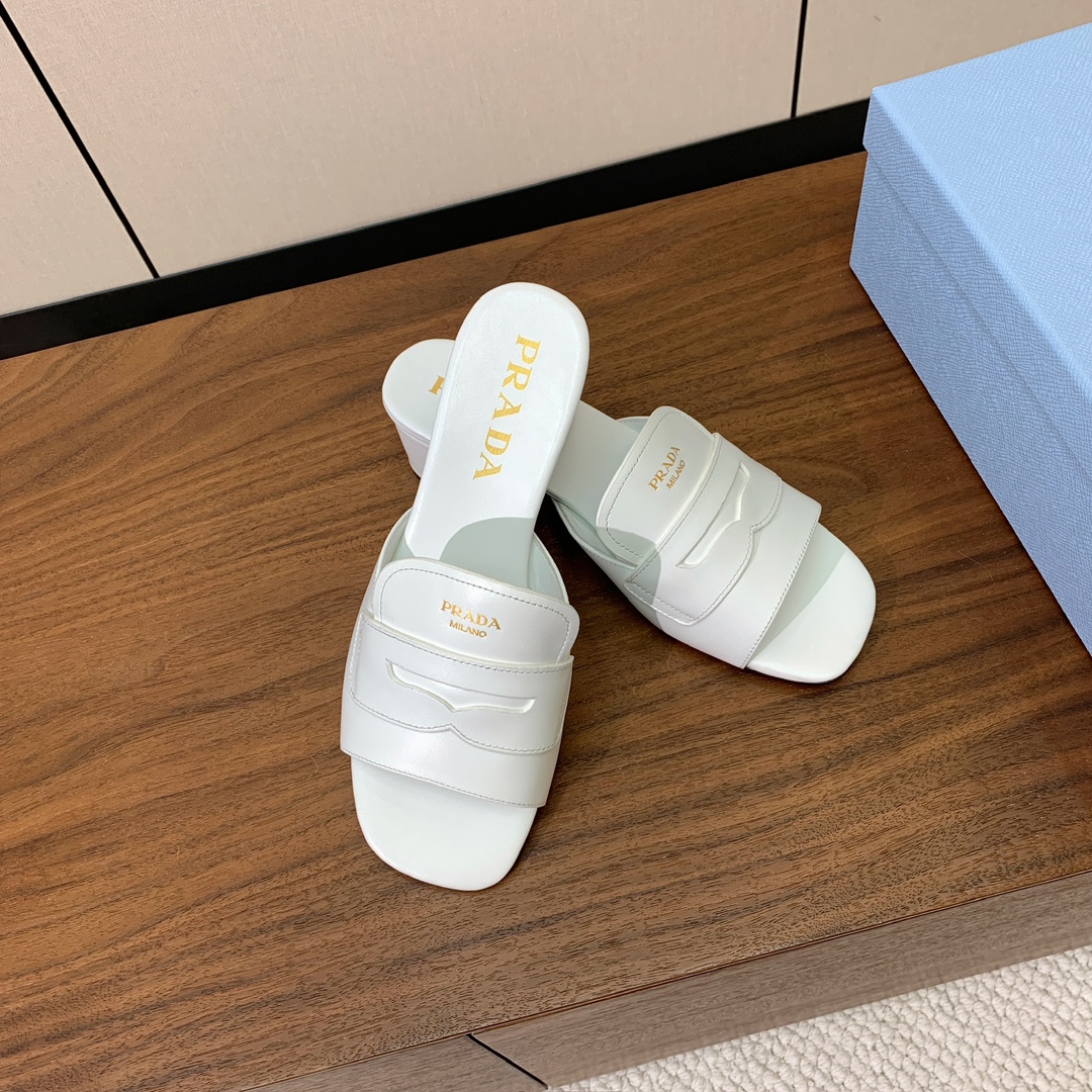 【Pr*da】粗跟拖鞋。鞋面牛皮，羊皮内里及垫脚。原版注塑真皮大底。码数：35-40（40定做不退换）