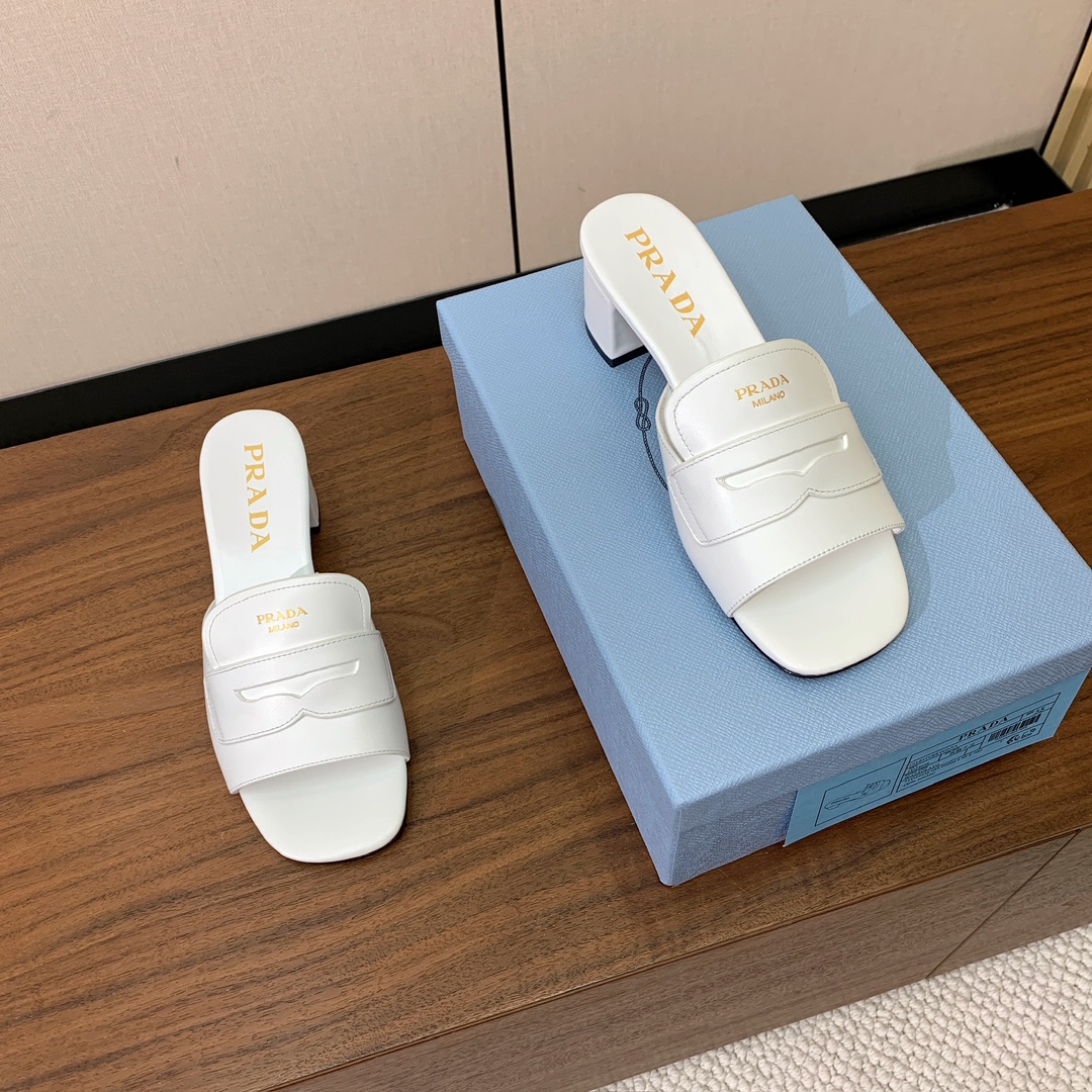 【Pr*da】粗跟拖鞋。鞋面牛皮，羊皮内里及垫脚。原版注塑真皮大底。码数：35-40（40定做不退换）