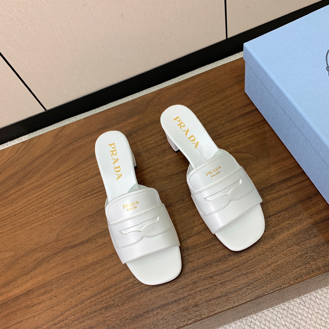 【Pr*da】粗跟拖鞋。鞋面牛皮，羊皮内里及垫脚。原版注塑真皮大底。码数：35-40（40定做不退换）