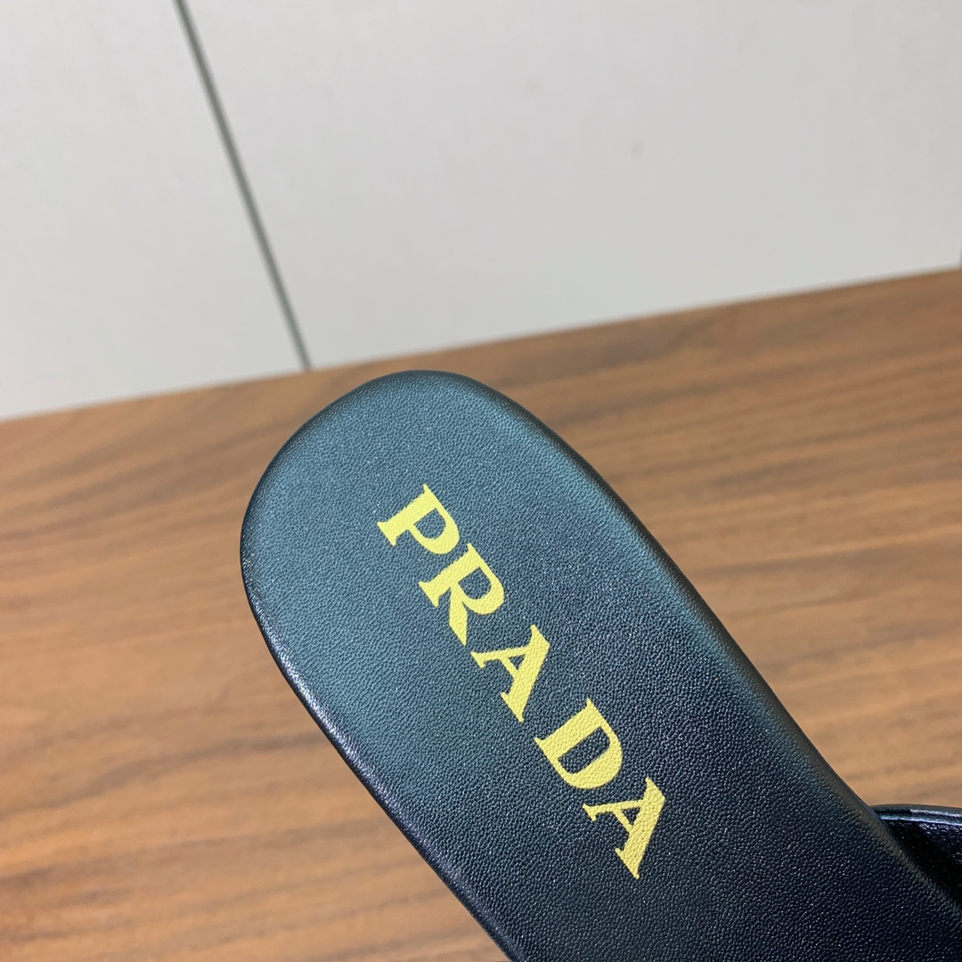 【Pr*da】粗跟拖鞋。鞋面牛皮，羊皮内里及垫脚。原版注塑真皮大底。码数：35-40（40定做不退换）