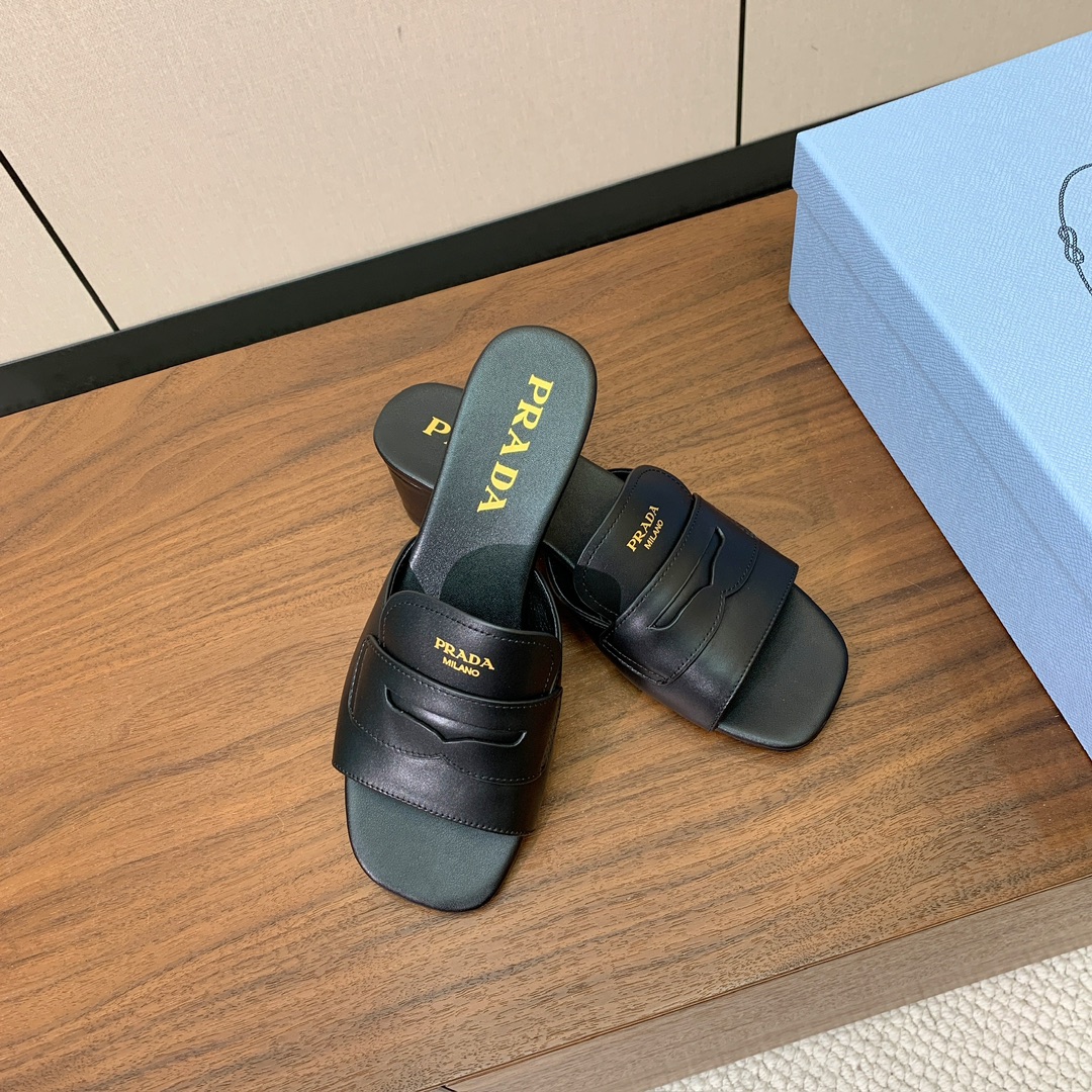 【Pr*da】粗跟拖鞋。鞋面牛皮，羊皮内里及垫脚。原版注塑真皮大底。码数：35-40（40定做不退换）
