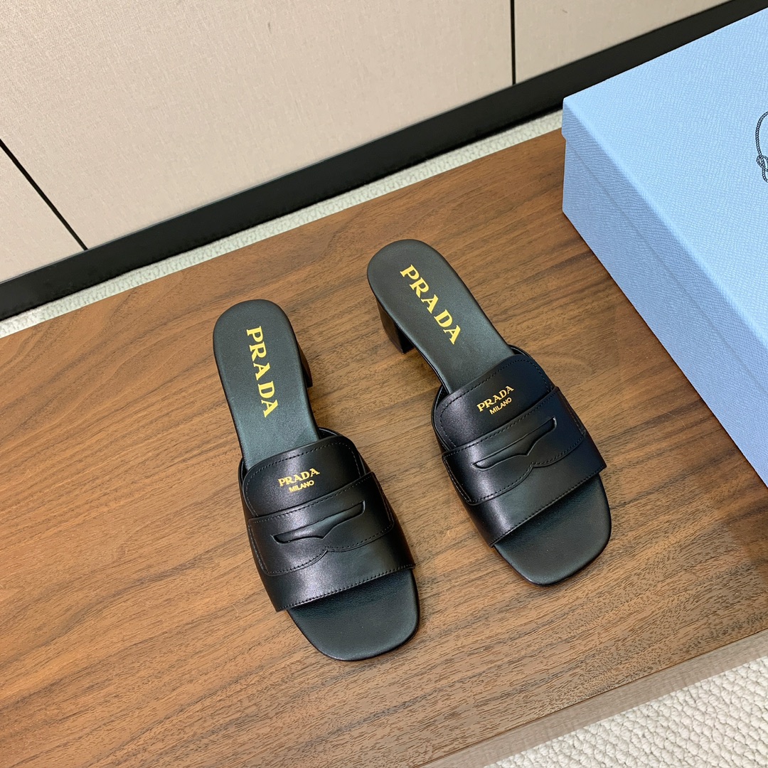 【Pr*da】粗跟拖鞋。鞋面牛皮，羊皮内里及垫脚。原版注塑真皮大底。码数：35-40（40定做不退换）