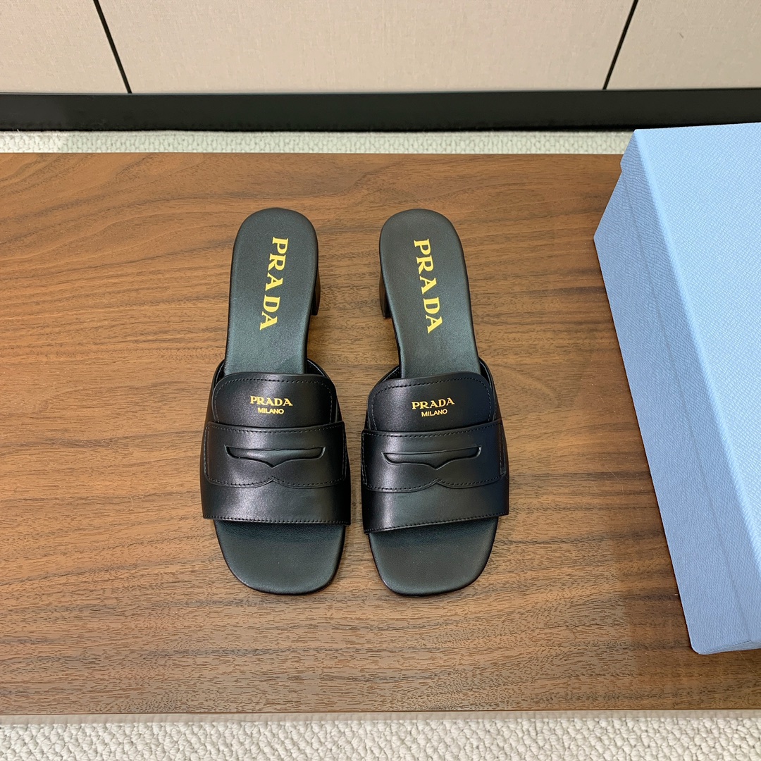 【Pr*da】粗跟拖鞋。鞋面牛皮，羊皮内里及垫脚。原版注塑真皮大底。码数：35-40（40定做不退换）